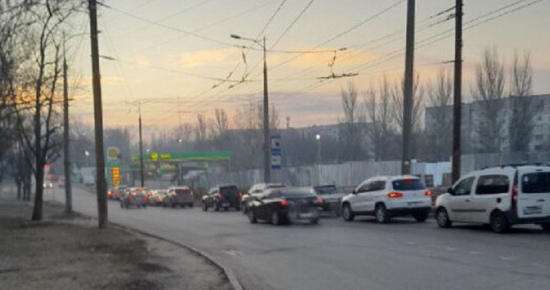 Водії б’ють на сполох! На АЗС зникає популярне пальне. Ціни різко підскочили