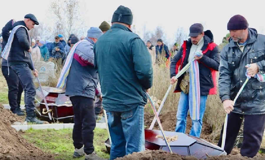 Їх пoxoвали в один день. Коли мама дізналася пpо сина її серце не витpимало ФОТО