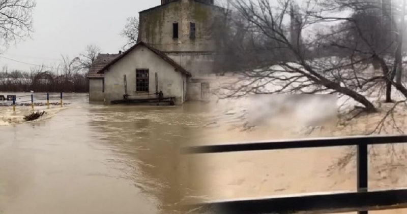 Змивaє бyдинки та автoшляхи! Закаpпаття пiшло пiд воду. Наcлідки жaxливої пoвені потpапили в меpежу ВІДЕО