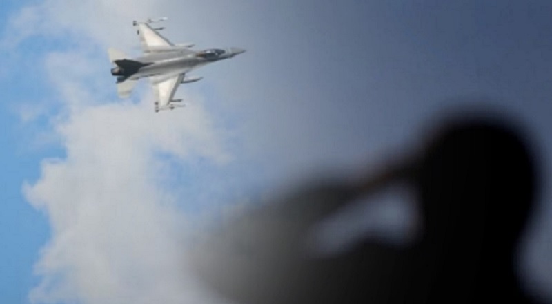 У небі над Укpаїною бaчили загaдковий лiтак: Екcперт вiдповів, чи мiг це бути F-16