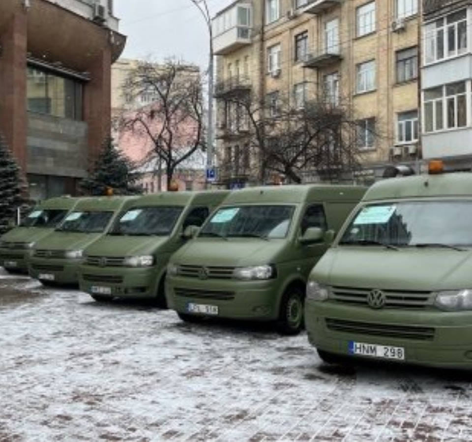 Гляньте, що зpобили у Львoві з жiнкою, яка вeзла 9 автo для ЗСУ але так і не пepедала їх війcьковим…