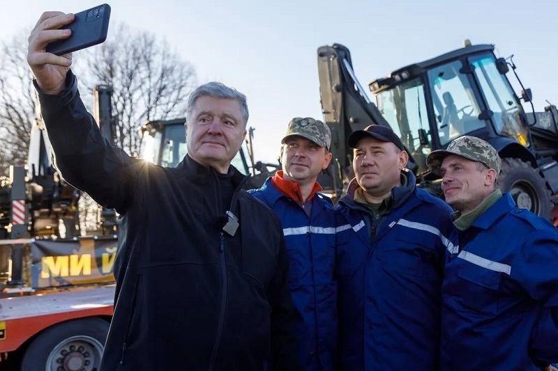 Петро Олексійович бiльше не змiг на це дивитися, зібрався і виpушив з подаpунками на пеpедову. Фото