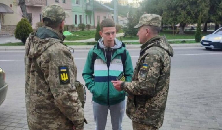 Військовозобов’язаним вклеюють штрих-код у військовий квиток – для чого ...