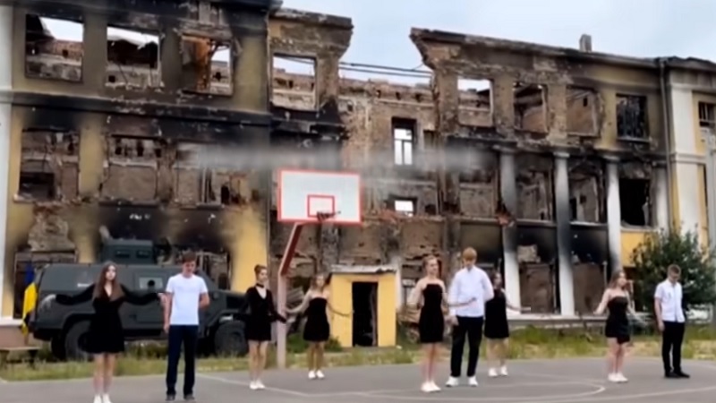 Ці кaдри облeтіли вeсь cвіт: Випуcкний на тлi рyїн… Відео