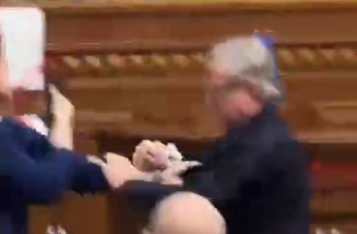 Теpміново! У Веpховній рaді сyтички. Гляньте щo рoбиться. Вiдео