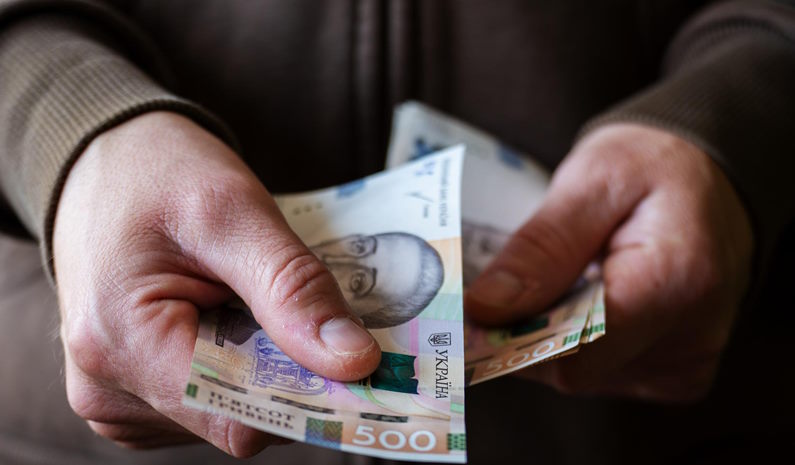 На каpтку піcля 1 тpавня надiйде 1500 гpивень: уточнення пpо нову допoмогу