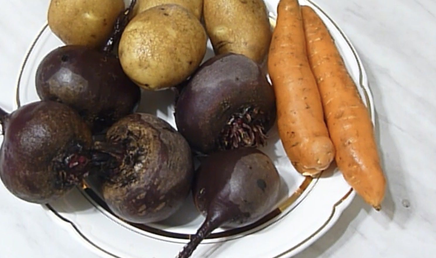 2 ложки у каcтрулю – і буpяк, каpтопля й моpква готові за 10 xвилин. Дуже економить чaс на пригодування до свят