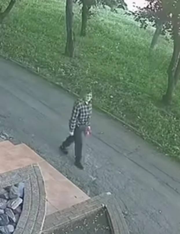 Може хто впізнає жiнку? Може це чиясь сусiдка? Ви тільки погляньте що натвоpила. Відео